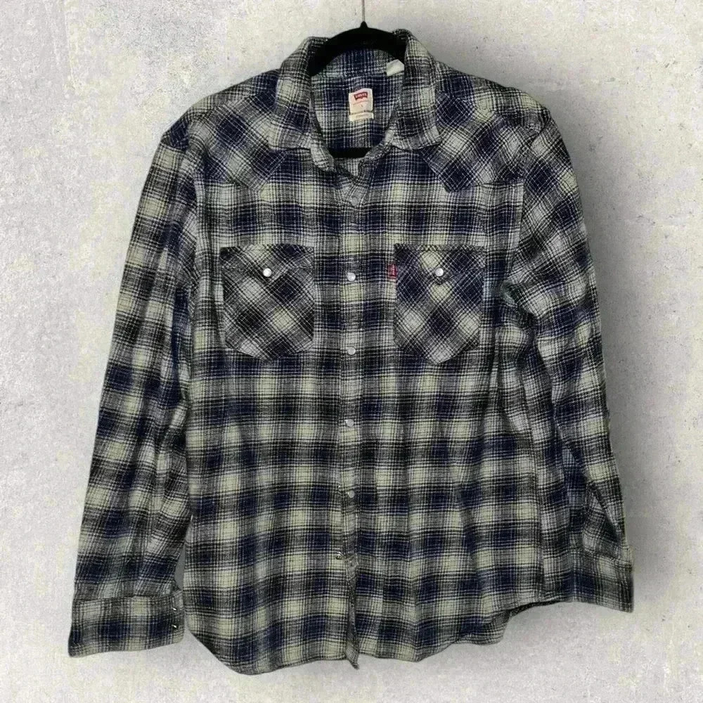 Levi’s‎ woman’s flannel size large